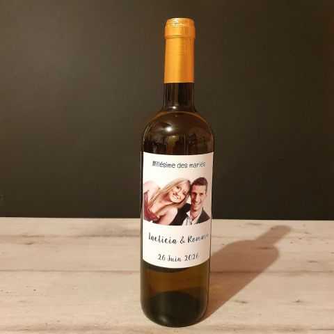 bouteille décorée avec une étiquette personnalisée.
